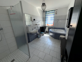 Bad mit Eckbadewanne