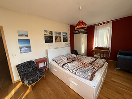 Schlafzimmer mit Kinderbett