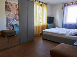 Schlafzimmer mit grossen Kleiderschrank